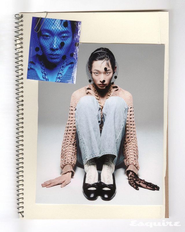 크로셰 스웨터 270만원, 데님 팬츠 170만원, 삭스 49만원 모두 발렌티노. 펌프스 148만원, 레이스 헤드밴드 76만원, 크리스털 네크리스 가격 미정, 레이스 글러브 70만원 모두 발렌티노 가라바니.