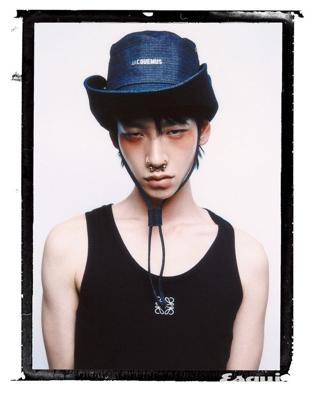 슬리브리스 톱 59만원 로에베. 데님 버킷 해트 45만원 자크뮈스. 포에티크 데 구뜨 노즈 링 45만원 발렌티노 가라바니.