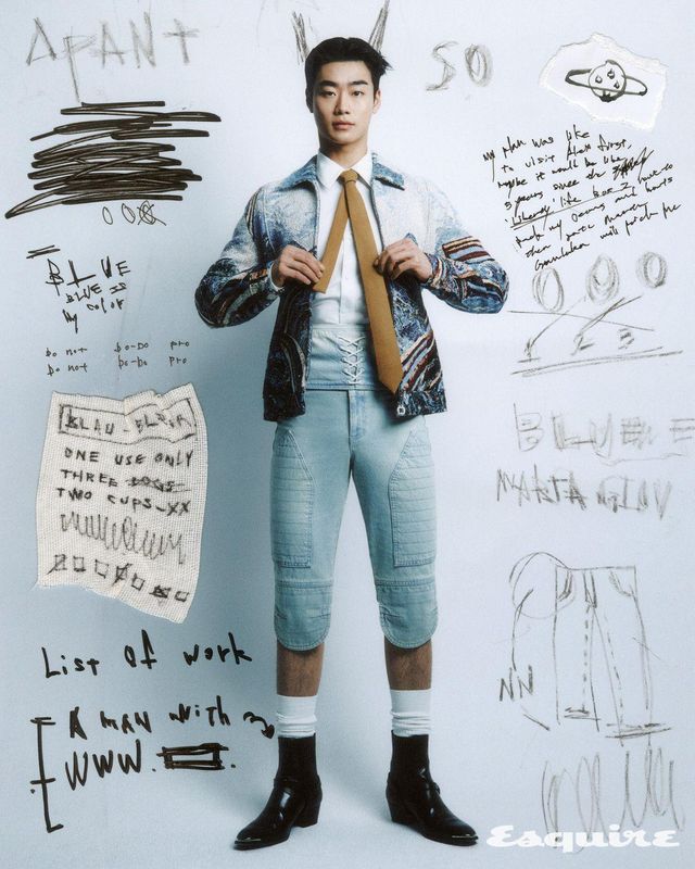 자카르 재킷, 셔츠, 라운드 디테일 데님 쇼츠, 타이, 데님 커머번드 모두 가격 미정 우영미. 삭스, 부츠 모두 에디터 소장품.