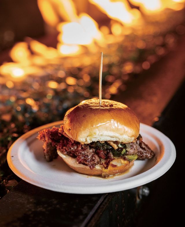 셰프의 야식을 테마로 한 행사 ‘No Frills’에 나온 ‘퀸 애니멀 슬라이더스’. 테이스트 워싱턴 2025는 미식과 와인을 주축으로 한 11개의 다양한 이벤트로 구성되었다.