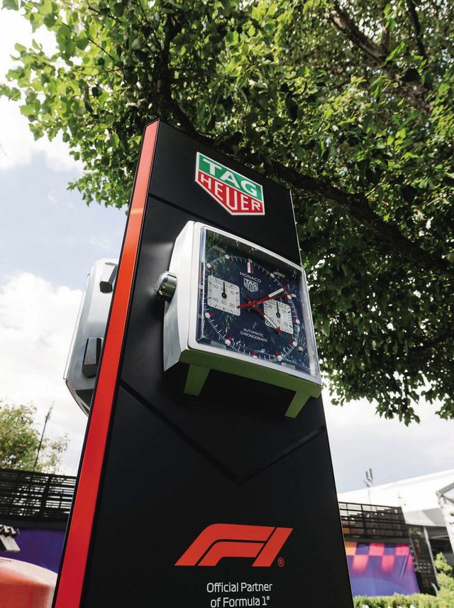 포뮬러 1R 오스트레일리아 그랑프리 곳곳에 전시된 태그호이어 모나코 시계.