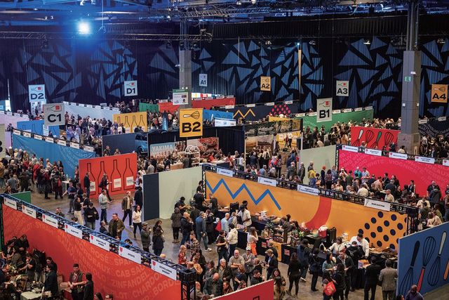 200곳이 넘는 와이너리와 80곳이 넘는 레스토랑이 참여한 테이스트 워싱턴 2025의 그랜드 테이스팅 행사장.