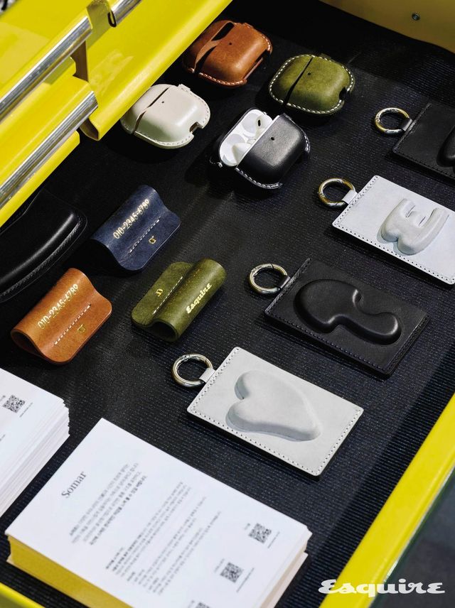 소마르와 협업해 부드러운 가죽에 금박으로 전화번호를 새길 수 있는 이벤트를 진행했다.