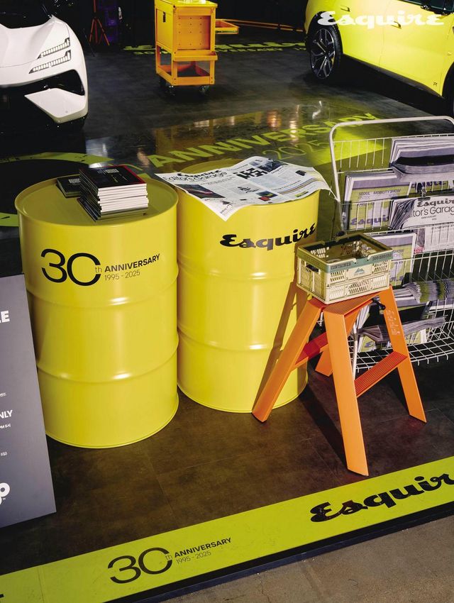 신문 형태로 만든 리플릿과 노란 드럼통은 에디터스 개라지에서만 볼 수 있는 특별함이다.