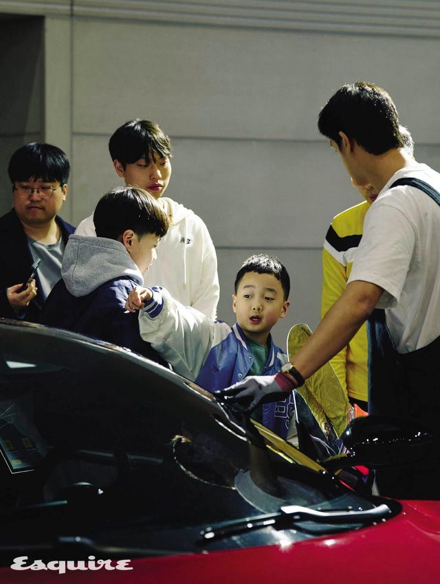 로터스의 미드십 스포츠카 에미라에 앉아보려는 사람들의 줄이 끊이질 않았다.