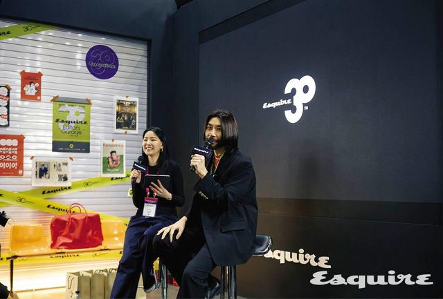 노홍철은 토크쇼가 끝난 후 자신이 가지고 온 F1 아이템을 관광객에게 나누어 줬다.