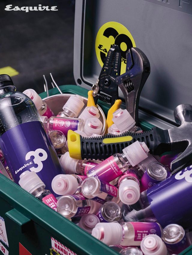 넓은 모빌리티쇼를 돌아보느라 지친 관람객을 위해 마시는 비타민 프레스샷과 생수를 제공했다 .