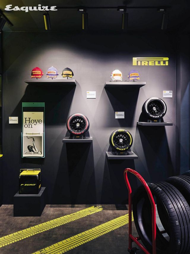 F1에 쓰이는 모자와 타이어는 물론 정호연이 장식한 피렐리 캘린더가 전시됐다.