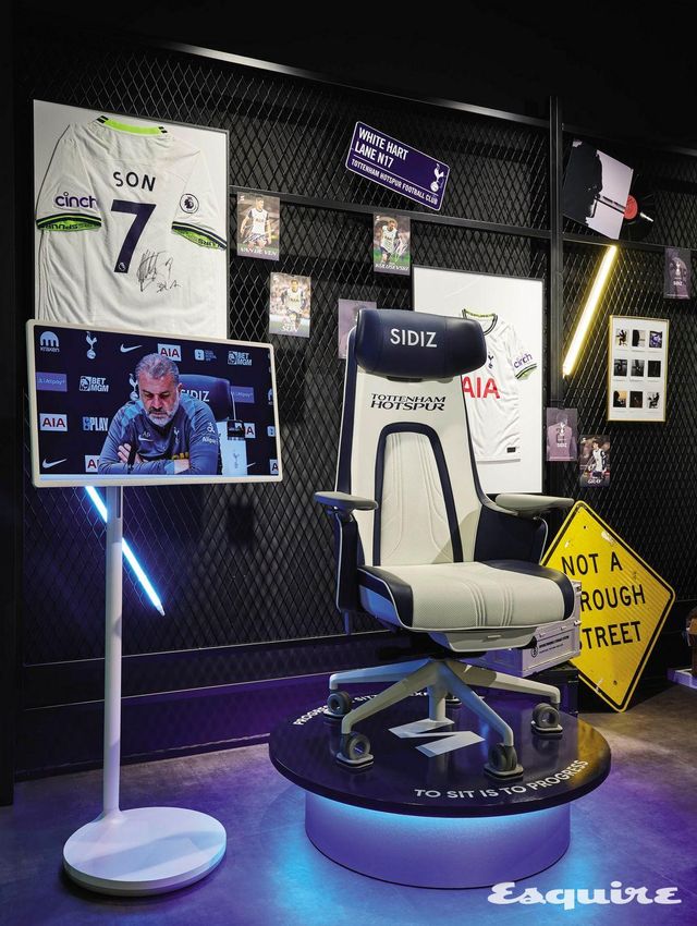 개라지와 축구는 의외로 궁합이 잘 맞는다. 토트넘 체어에 앉아 바라보는 손흥민 친필 사인 유니폼이라니!