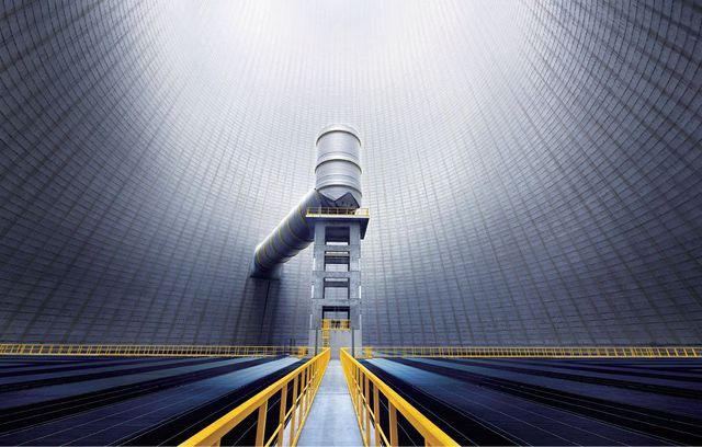 독일 뤼넨 화력발전소 냉각탑 내부 모습. 루카 자니에르의 사진집 〈Space & Energy〉는 원자력발전소를 포함한 세계 100여 곳 에너지 공급 시설의 모습을 담았다.