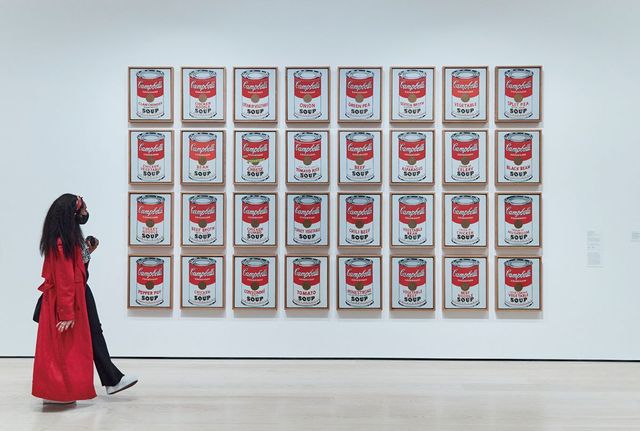 우리가 모마를 찾았을 때 앤디 워홀의 작품 ‘Campbell’s Soup Cans’이 412번 갤러리에 새롭게 전시됐다. 32개의 캠벨 수프 캔을 그린 이 팝아트 작품의 모든 캔은 조금씩 다 다르다. 