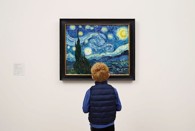 빈센트 반 고흐의 ‘별이 빛나는 밤’을 감상 중인 꼬마 관람객의 모습. 실제로는 저 그림 앞에 보통 스무 명 정도가 서성거리며 자신의 차례를 기다리고 있다. 