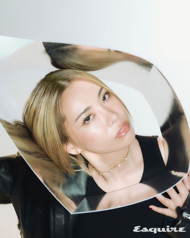 재킷 준지. 네크리스 스와로브스키. 톱 스타일리스트 소장품. 