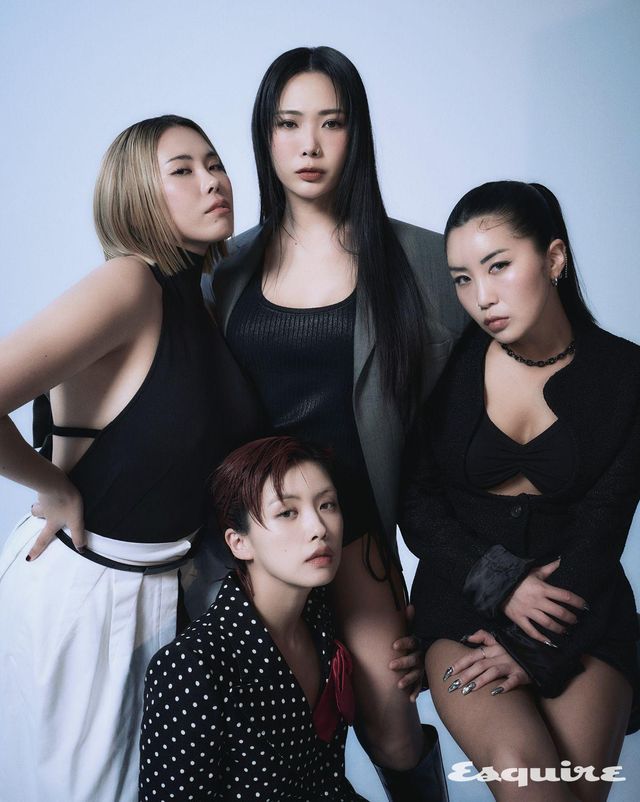 (가비) 톱, 스커트 모두 막스마라. (허니제이) 재킷 마틴 로즈. 보디슈트 스타일리스트 소장품. (아이키) 재킷 발렌티노. (리헤이) 재킷, 톱, 팬츠 모두 페라가모. 네크리스 스와로브스키. 이어링 개인 소장품.