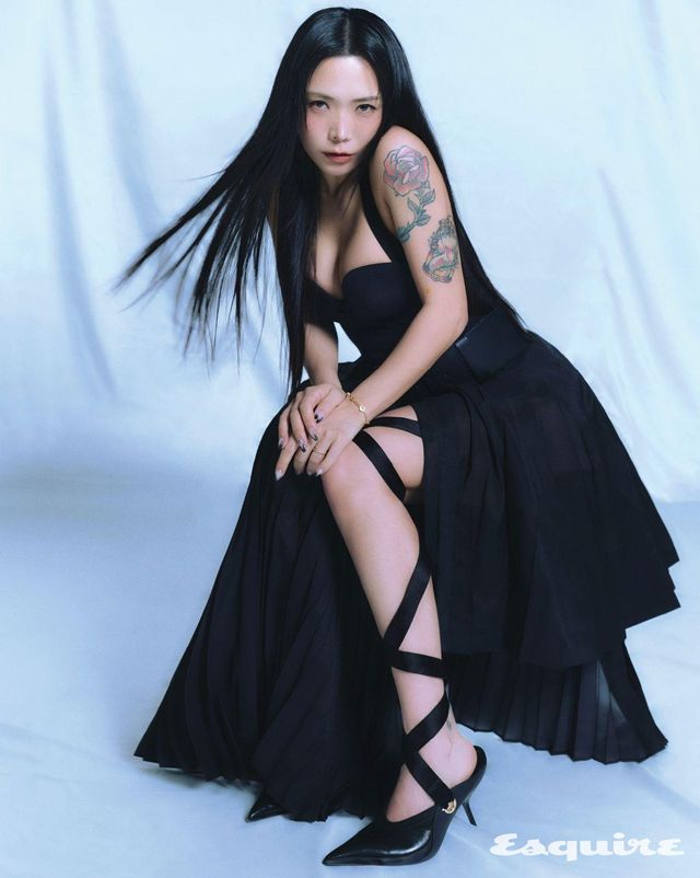 톱, 팬츠 모두 스포트막스. 네크리스 돌체앤가바나. 슈즈 스타일리스트 소장품. 이어링 개인 소장품.