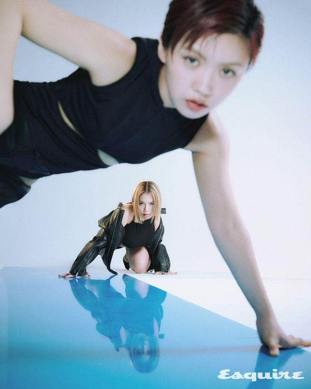 (아이키) 톱 섀도우플레이. 팬츠 스타일리스트 소장품. (가비) 재킷 준지. 네크리스 스와로브 스키. 톱, 슈즈 모두 스타일리스트 소장품. 