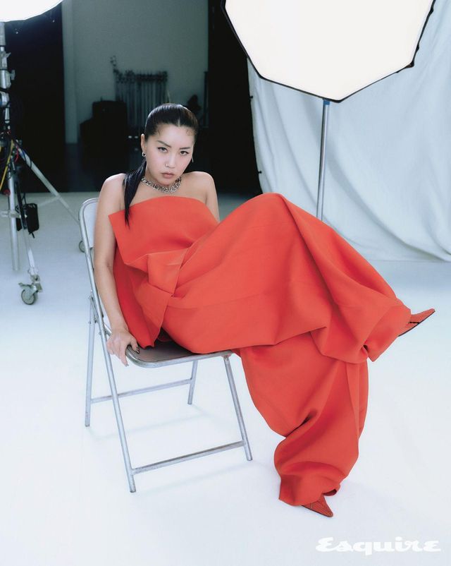 톱, 팬츠 모두 스포트막스. 네크리스 돌체앤가바나. 슈즈 스타일리스트 소장품. 이어링 개인 소장품.