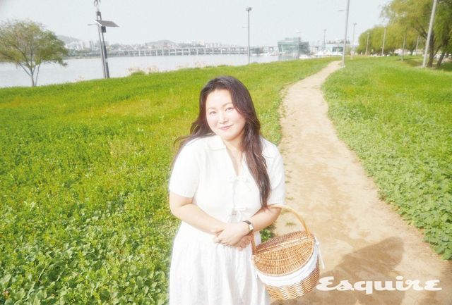 니트 톱, 이너 톱 모두 자라. 스커트 잼머. 워치 빈티지 까르띠에 by 빈티크. 진주 포인트 네크리스, 실버 네크리스, 골드 링 모두 스타일리스트 소장품.