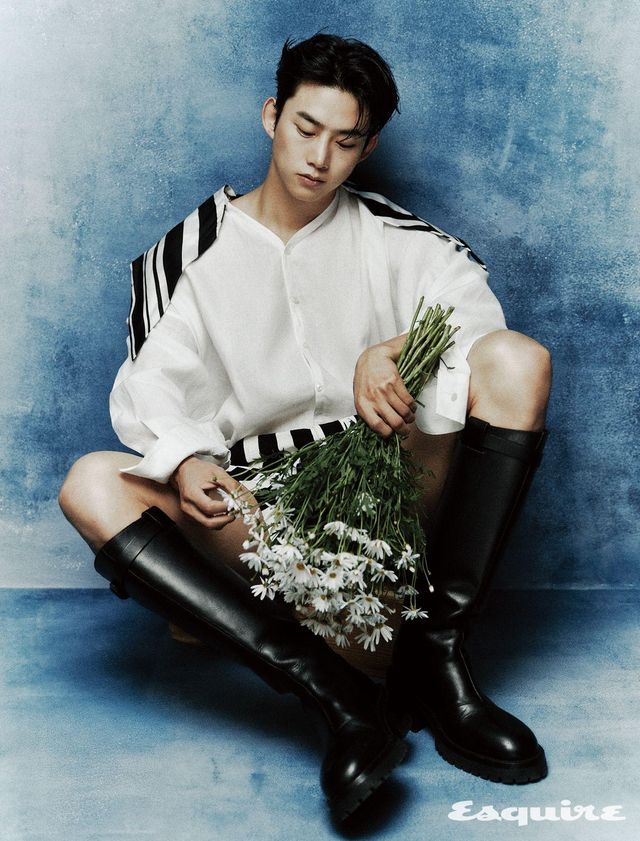 화이트 세일러카라 셔츠, 스트라이프 쇼츠 모두 돌체앤가바나. 롱부츠 앤 드뮐미스터.