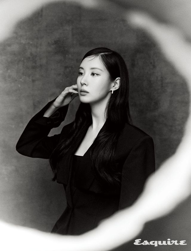 블랙 재킷 원피스 알렉산더왕. 이어링 그레이엘린.