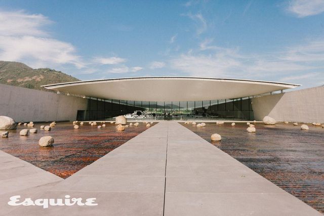 비냐 빅 와이너리 앞에 펼쳐진 수경 공간. 