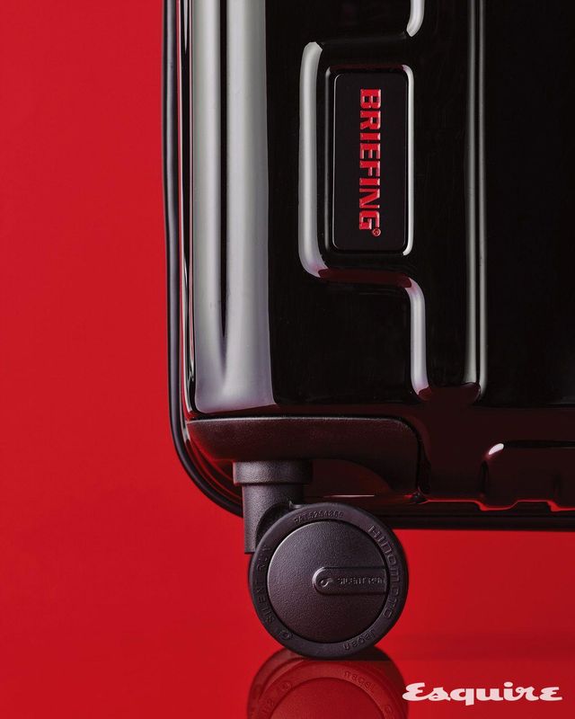 3중 구조 셸을 적용해 강도는 높이고 무게는 줄인 슈트케이스. 내열, 난연, 내충격성을 갖춘 폴리카보네이트로 만들어 뛰어난 내구성을 보장한다. 미국 TSA 인증 잠금과 스마트 기기를 충전할 수 있는 USB 포트를 갖췄다. H-37 SD 네오 블랙 70만원 브리핑.