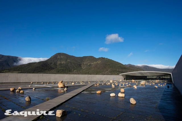 와이너리 입구에 설치된 수경 공간의 모습. 
