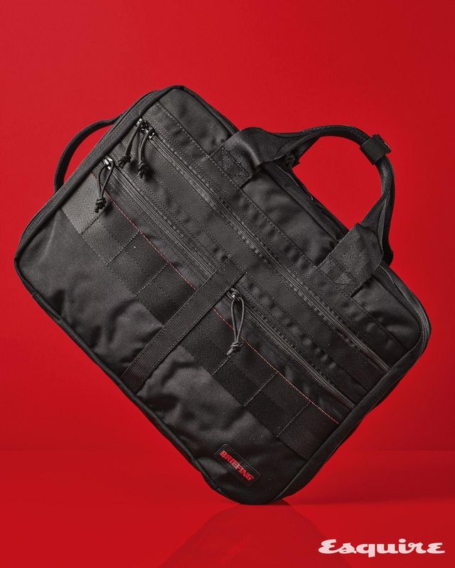 백팩으로도, 브리프케이스로도 활용할 수 있어 비즈니스와 캐주얼을 모두 아우르는 2WAY 가방. 실용성을 극대화하기 위해 설계된 수납 구조가 특징이다. A4 2WAY 라이너 MW GENⅡ 블랙 76만원 브리핑. 