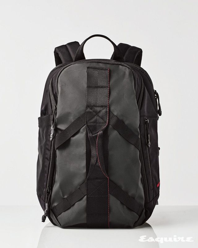 3층 구조 설계와 내외부 포켓으로 실용성을 극대화한 백팩. 840D 코듀라 에어와 폴리코듀라 패브릭으로 제작해 가볍고 내구성이 뛰어나다. 폴리카보네이트 코팅으로 내수성과 발수성 또한 높다. 비나 습기에도 강하다는 사실. 트립 팩 블랙 62만원 브리핑.