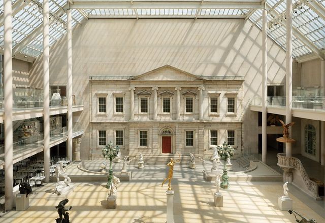 2025년 블루 북: 씨 오브 원더의 론칭 기념 프라이빗 갈라 이벤트가 열린 뉴욕 메트로폴리탄 미술관. 루이스 컴포트 티파니(Louis Comfort Tiffany)를 위해 아그네스 F. 노스롭(Agnes F. Northrop)이 디자인한 3부작 스테인드글라스 작품 가든 랜드스케이프(Garden Landscape)가 티파니 스튜디오의 유서 깊은 아카이브를 상징하는 작품으로 행사에 한층 더 깊은 의미를 더했다. 