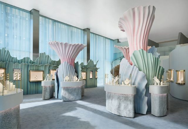 티파니 하이 주얼리와 하이 워치 전시 공간. 새롭게 공개한 블루 북 컬렉션뿐 아니라 기존의 하이 주얼리와 워치들을 함께 감상할 수 있도록 했다.