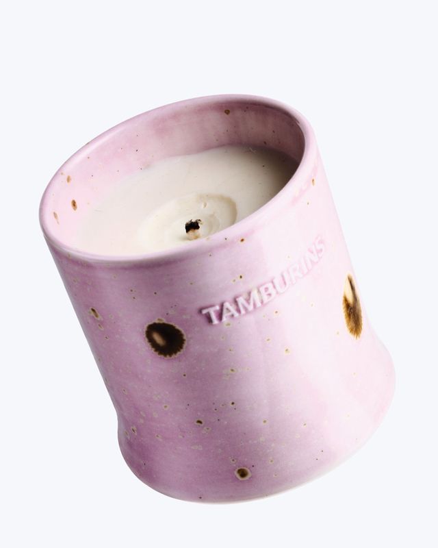 달콤한 호박과 상큼한 오렌지 향이 퍼지는 퍼퓸 캔들 펌키니 8만3000원 탬버린즈.