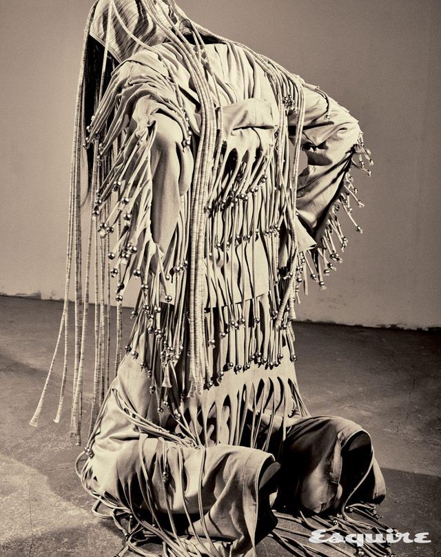 닙그너스의 시그너처, 프린지의 정수를 담은 트레이닝 셋업. 패러슈트 프린지 후드 재킷 88만원, 파라슈트 후드 홀터 35만원, 패러슈트 프린지 스웨트 팬츠 65만원 모두 닙그너스. 퍼포레이티드 옥스퍼드 슈즈 가격 미정 셀린느 옴므. 