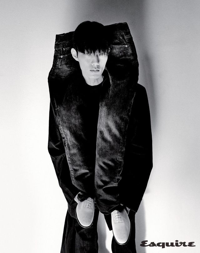 데님 팬츠를 어깨 위에 걸쳐놓은 듯한 테일러드 재킷, 크롭트 티셔츠, 레이어드 로웨이스트 팬츠 모두 가격 미정 발렌시아가. 퍼포레이티드 옥스퍼드 슈즈 가격 미정 셀린느 옴므. 