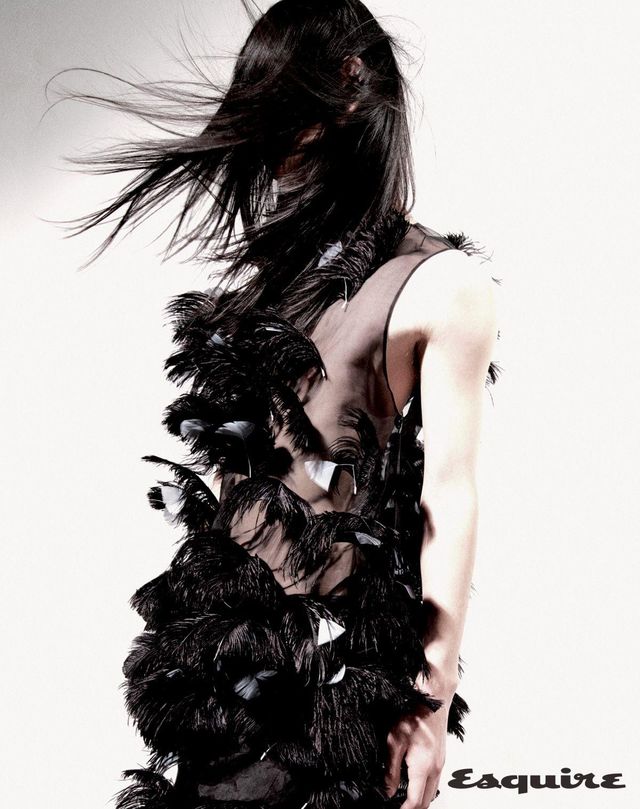 타조와 칠면조 깃털을 한땀 한땀 수놓은 실크 오간자 드레스 가격 미정 프라다.