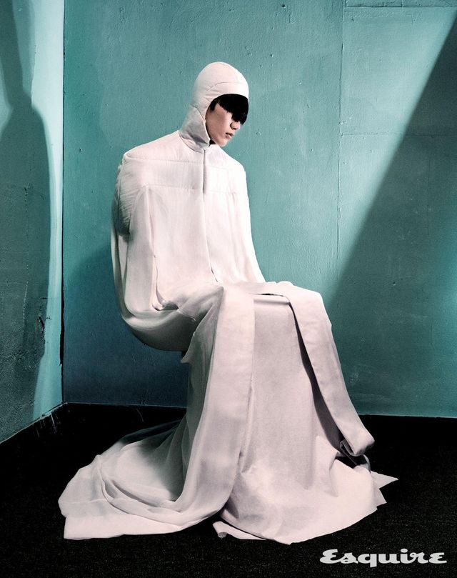 침대처럼 포근하고 소파처럼 안락한 실크 시폰 케이프, 코튼 포플린 드레스 모두 가격 미정 릭 오웬스.