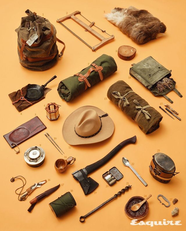  1 드라켄스버그 더플백. 2 99퍼센트핸드메이드 탕개톱. 3 독일 작가 제작 순록 가죽. 4 대장간 주문 제작 주물 팬. 5 자작 도마 겸 접시. 6 폴란드 작가 제작 양피지 양초 랜턴. 7 폴란드 빈티지 군용 첼트반. 8 자작 받침대. 9 이글 프로덕트 발키엘레 주전자. 10 대장간 주문 제작 주물 젓가락. 11 자작 쿡사(컵). 12 하외이 카우보이샵 구매 해트. 13 미군 빈티지 울 침낭. 14 미군 빈티지 전령병 파우치. 15 파이어스틸 세트와 관솔. 16 자작 사슴뿔 손잡이 넥 나이프. 17 핀란드 대장장이 제작 푸코 나이프. 18 파라코드. 19 우크라이나 대장간 제작 핀란드 전통 도끼. 20 틴케이스, 양념통. 21 러시아 빈티지 핸드 드릴. 22 유고슬라비아군 빈티지 스푼세트. 23 스웨덴군 빈티지 스테인리스 반합. 24 자작 나무 접시와 스푼. 25 부시쇠, 부싯돌, 말굽버섯. 