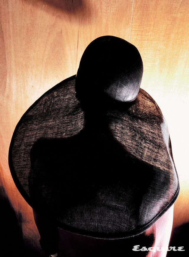 어깨를 다 가릴 정도로 브림이 넓은 해트 153만원 발렌티노 가라바니. 더블브레스트 울 개버딘 재킷 가격 미정 발렌티노. 