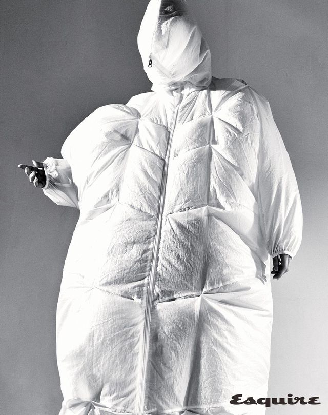 시어한 나일론 원단을 접어 드레이핑한 카이트 레인 코트 80만원 성주.