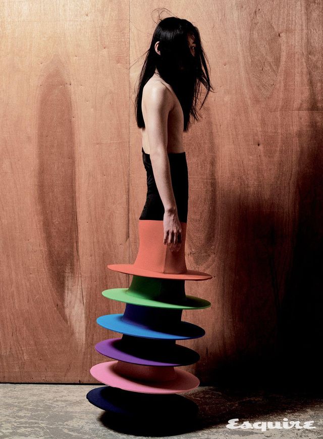 스카이 콩콩을 닮은 레인보 디스코 드레스. 330만원 선우. 