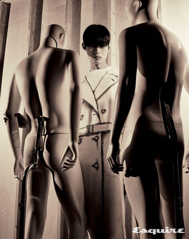 저지 원단 위에 트렌치코트의 디테일을 빠짐없이 프린팅한 트롱프뢰유 드레스 127만원 모스키노.