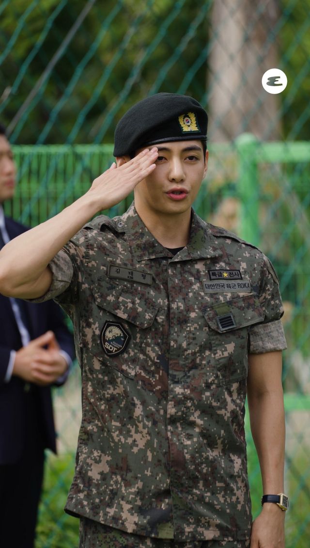 BTS V (이미지 출처 : 에스콰이어)