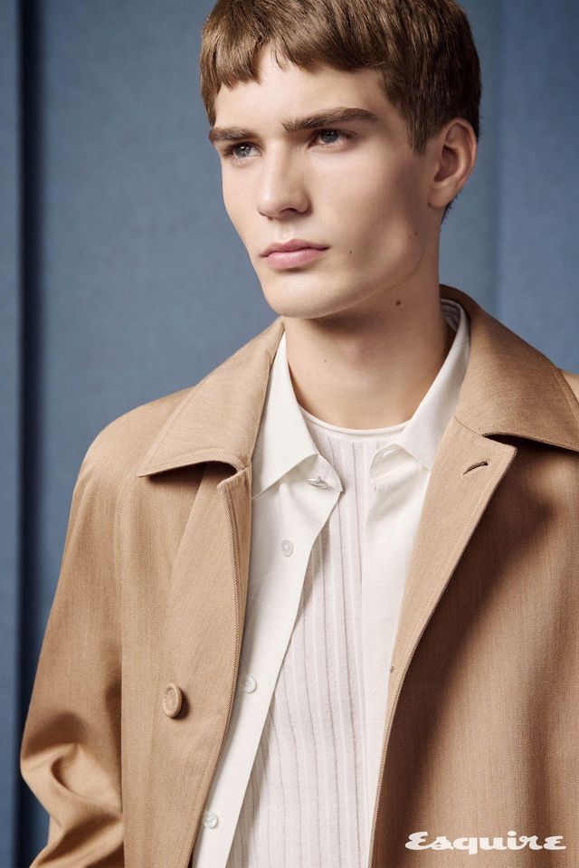 디컨스트럭티드 코트, 실크 캔버스 셔츠, 니트 티셔츠 모두 가격 미정 디올 맨. 