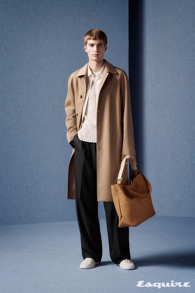 디컨스트럭티드 코트, 까나쥬 실크 캔버스 셔츠, 니트 티셔츠, 캐시미어 트윌 팬츠, B01 매치포인트 테니스 스니커즈, 디올 프리베 쇼퍼백 모두 가격 미정 디올 맨.