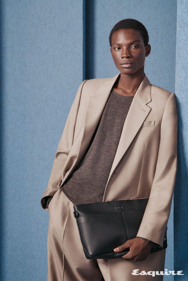 트윌 코트, 니트 티셔츠, 트윌 팬츠, 디올 노르망디 A4 파우치백 모두 가격 미정 디올 맨.