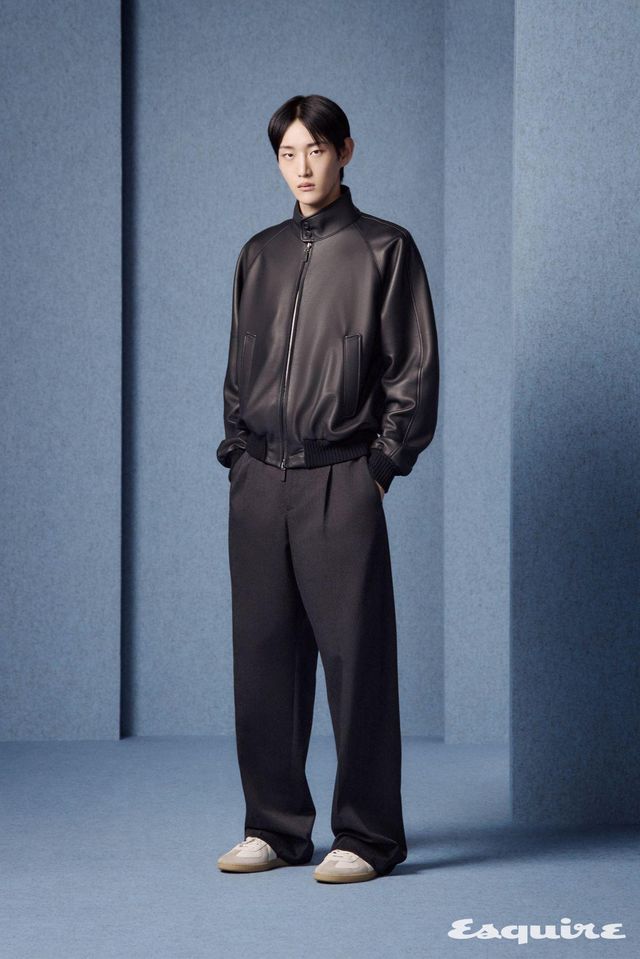 레더 해링턴 블루종, 개버딘 팬츠, B01 매치포인트 테니스 스니커즈 모두 가격 미정 디올 맨.