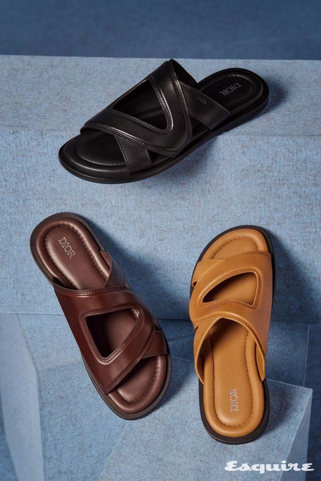 블랙과 딥 브라운, 브라운 컬러의 디올 앨리아스 CD 샌들 모두 가격 미정 디올 맨.