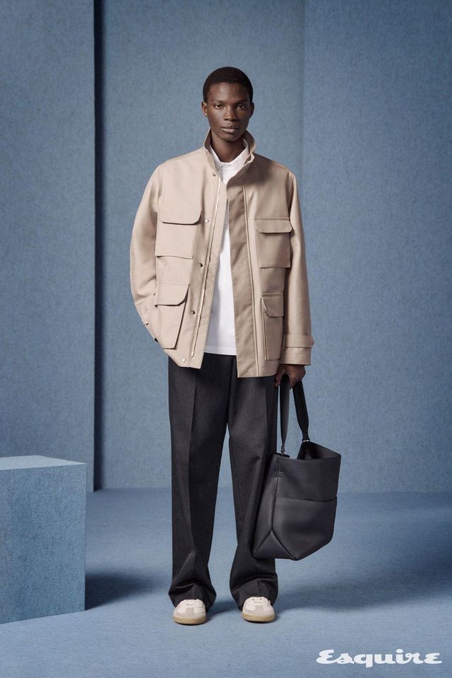 블루종, 니트 티셔츠, 개버딘 팬츠, B01 매치포인트 테니스 스니커즈, 디올 노르망디 토트백 모두 가격 미정 디올 맨.