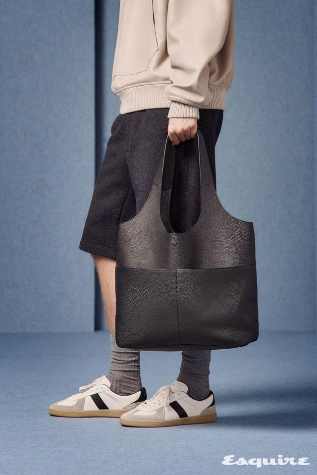 후디드 블루종, 버뮤다 팬츠, B01 매치포인트 테니스 스니커즈, 디올 프리베 쇼퍼백 모두 가격 미정 디올 맨.