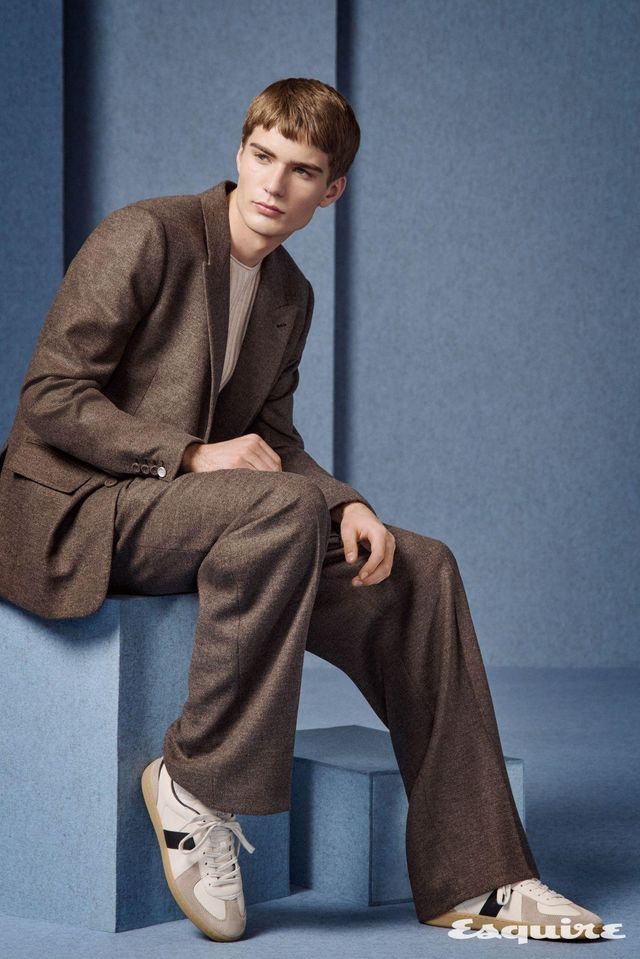 캔버스 재킷, 니트 티셔츠, 캔버스 팬츠, B01 매치포인트 테니스 스니커즈 모두 가격 미정 디올 맨.